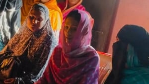 বরযাত্রীর গাড়ি থেকে তুলে নেওয়া সেই নববধূ বললেন, গেলেগাও কোনো লাভ নাই, এইহানেই থাকব