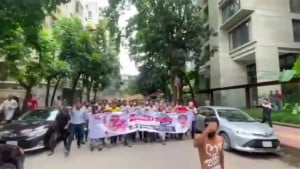 ধানমন্ডিতে আ.লীগের ঝটিকা মিছিল, ককটেল বিস্ফোরণ