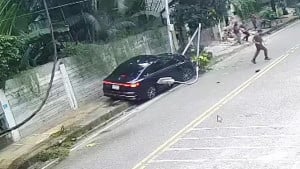 ফুটপাতে ক্ষমতার গাড়ি কিংবা ঢাকার ‘জলি এলএলবি’