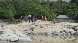 রাজারহাটে তিস্তার ক্রসবাঁধে তীব্র স্রোতে ৪০ মিটার ধস, ঝুঁকিতে ৬ গ্রাম