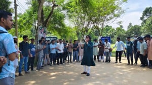 সরকারি চাকরিতে ভাইভায় নম্বর বৃদ্ধির প্রতিবাদে কুবিতে মানববন্ধন