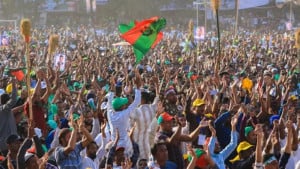 রাজনীতি, বহুদলীয় গণতন্ত্র এবং সরকারের চ্যালেঞ্জ