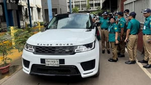 ট্রাফিক আইন লঙ্ঘন করায় বিমানমন্ত্রী মিল্লাতের গাড়ির বিরুদ্ধে দুই মামলা