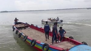 লঞ্চ থেকে নদীতে পড়ে যুবক নিখোঁজ, আটক ২