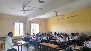 ঝুঁকিপূর্ণ ২৬টি বিদ্যালয় ভবনে চলছে পাঠদান