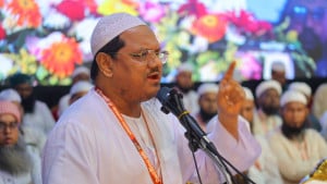 চাঁদাবাজ ও দখলবাজদের বিষদাঁত উপড়ে ফেলতে হবে: চরমোনাই পীর