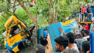 পটিয়ায় কাভার্ডভ্যানের সঙ্গে সংঘর্ষে কক্সবাজার এক্সপ্রেসের এক বগি লাইনচ্যুত
