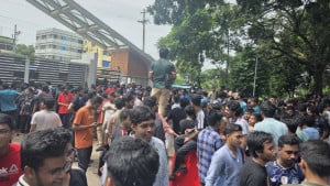 চুয়েট উত্তাল, নতুন ভিসিকে প্রবেশে শিক্ষার্থীদের বাধা