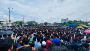 চার দফা দাবিতে ২৪ ঘণ্টার আলটিমেটাম দিয়ে অবরোধ প্রত্যাহার শিক্ষার্থীদের