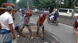 দাউদকান্দিতে ঢাকা-চট্টগ্রাম সড়কে মেরামত, যানজটের আশঙ্কা