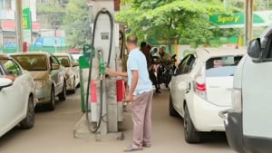 পাম্পে লাইন-রাস্তায় জট, জ্বালানির দামে নাকাল নগরজীবন