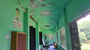পরিত্যক্ত ভবনের বারান্দায় পাঠদান, শিক্ষকও কম