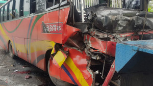 দাঁড়িয়ে থাকা কাভার্ডভ্যানকে বাসের ধাক্কা, নিহত ৩ 