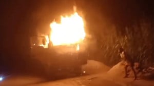 সিরাজগঞ্জে সড়কে দাঁড়িয়ে থাকা ট্রাকে আগুন