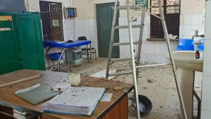 ফুলবাড়ীতে হাসপাতালের ছাদের পলেস্তারা ধসে আহত ৫, আতঙ্কে ছোটাছুটি