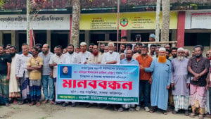 ‘অস্ত্র বানাও, মার্ডার হলে আমি দেখব’—চেয়ারম্যানের বক্তব্যকে অপপ্রচার দাবি করে মানববন্ধন