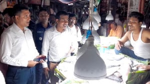 ভারতীয় ইলিশ ‘দেশি’ বলে বিক্রির অভিযোগে আড়তদারকে জরিমানা