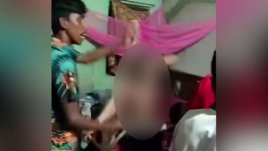 সাংবাদিককে পেটাল জনতা, মাদক মামলা দিল পুলিশ