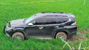 প্রতিমন্ত্রী বারীকে বহনকারী গাড়ি ছিটকে পড়ল ধানক্ষেতে, গুরুতর আহত পথচারী 