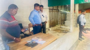 বেশি সার মজুত, দুই ডিলারকে ২ লাখ টাকা জরিমানা