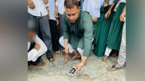বিদ্যালয়ে শিক্ষার্থীর ফোন হাতুড়ি দিয়ে ভাঙলেন শিক্ষক