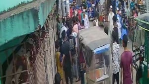 চাঁদা না পেয়ে ব্যবসায়ীর শরীরে পেট্রল ঢেলে আগুন দেওয়ার চেষ্টা, আহত ৩