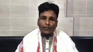 পেট্রল ঢেলে যুবকের শরীরে আগুন, জলাশয়ে লাফিয়েও বাঁচলেন না