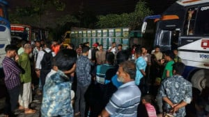 গ্যাস না পেয়ে ভালুকায় মহাসড়ক অবরোধ, আধাঘণ্টা যান চলাচল বন্ধ