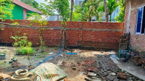 বাদীর ঘরের দরজার সামনে দেয়াল, যাতায়াতের পথ বন্ধ