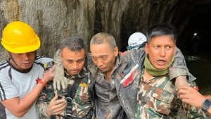 নেপালের সুড়ঙ্গ থেকে ১০ দিন পর জীবিত উদ্ধার এক চীনা নাগরিক  