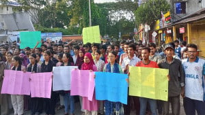 আইফোন কি জীবনের চেয়ে বড়?