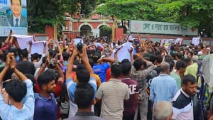 পাবনায় শিশু ধর্ষণ-হত্যা: দ্রুত বিচার দাবিতে আদালত চত্বরে বিক্ষোভ