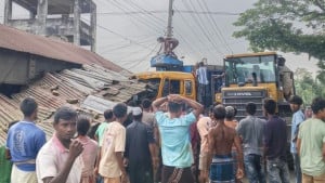 নিয়ন্ত্রণ হারানো ট্রাকের চাপায় নিহত ৩, আহত ৭