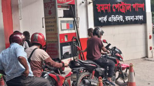 পরিমাণে কম পেট্রল কিনে বাজেট ঠিক রাখার চেষ্টা মানুষের   