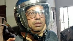 ট্রাইব্যুনালে হেলমেট, বুলেটপ্রুফ জ্যাকেট ও হ্যান্ডকাফ পরানোর কারণ জানতে চান পলক