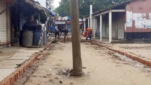 খুঁটি রেখেই চলছে সড়ক পাকাকরণ, দুর্ঘটনার শঙ্কা