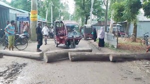 কুড়িগ্রামে সার না পেয়ে সড়ক অবরোধ, গুদামে ৪ ঘণ্টা অবরুদ্ধ কৃষি কর্মকর্তা
