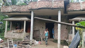 নোয়াখালীতে প্রবাসীর বাড়িতে ডাকাতি, গৃহকর্তা ও ছেলে আহত