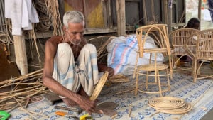 ঐতিহ্য আঁকড়ে ধরে  টিকে থাকার লড়াই