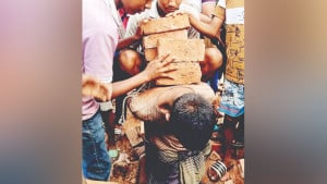 খুঁটিতে দুই হাত বেঁধে, পিঠে ইট রেখে যুবককে পিটিয়ে হত্যা, ভিডিও ভাইরাল