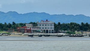 চালু হয়নি জেটি, তবু পর্যটকের ভিড়
