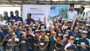 নদীভাঙনে ক্ষতিগ্রস্ত বিদ্যালয়ের শিক্ষার্থীদের ব্যাগ দিল সমকাল সুহৃদ