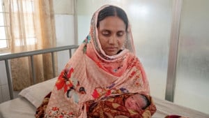 বাঁশঝাড়ে কাঁদছিল নবজাতক, দেখে বাড়িতে নিয়ে এলেন কৃষক