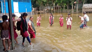 দৌলতপুরে বন্যার পানি বাড়ছেই, পানিবন্দি ৫০ হাজারের বেশি মানুষ