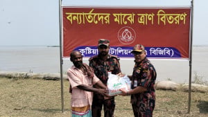 দৌলতপুরে পদ্মার পানিতে ক্ষতিগ্রস্ত ৫০০ পরিবারকে বিজিবির ত্রাণ বিতরণ