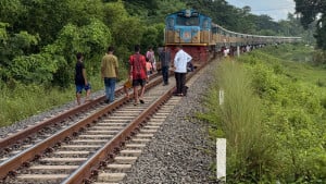 ট্রেনের ধাক্কায় অটোরিকশা চালকসহ নিহত ২
