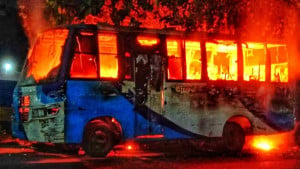 নারায়ণগঞ্জে পার্কিং করা বাসে আগুন