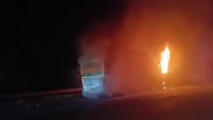 ভারতে নয়ডা হাইওয়েতে স্লিপার বাসে আগুন, নিহত ৯