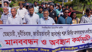 সিকৃবিতে উপাচার্যের পদত্যাগ দাবিতে শাটডাউন, অবস্থান ও বিক্ষোভ মিছিল