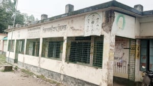 নওগাঁয় ৫৩ প্রাথমিক বিদ্যালয়ের ভবনে ফাটল, ঝুঁকি নিয়ে পাঠদান